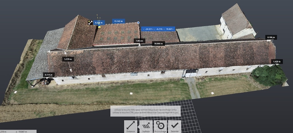 Modèle 3D d'une toiture de ferme avec relevé de mesures : longueurs, surfaces et distances au centimètre