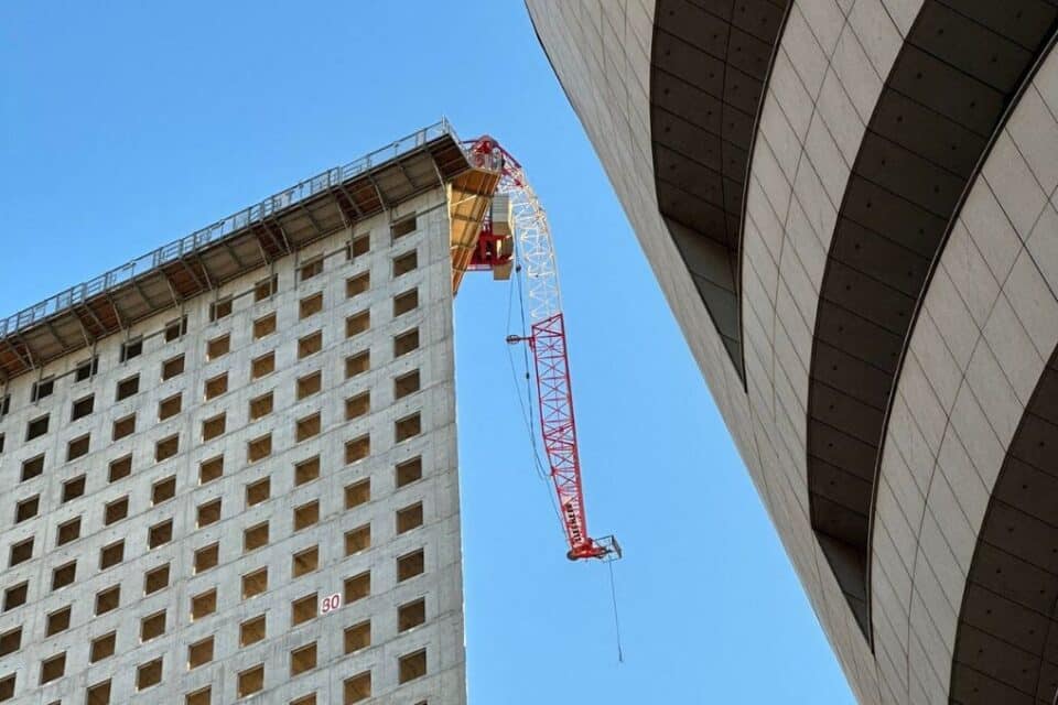 Tour en construction et grue photographiées par drone sur un chantier à La Défense