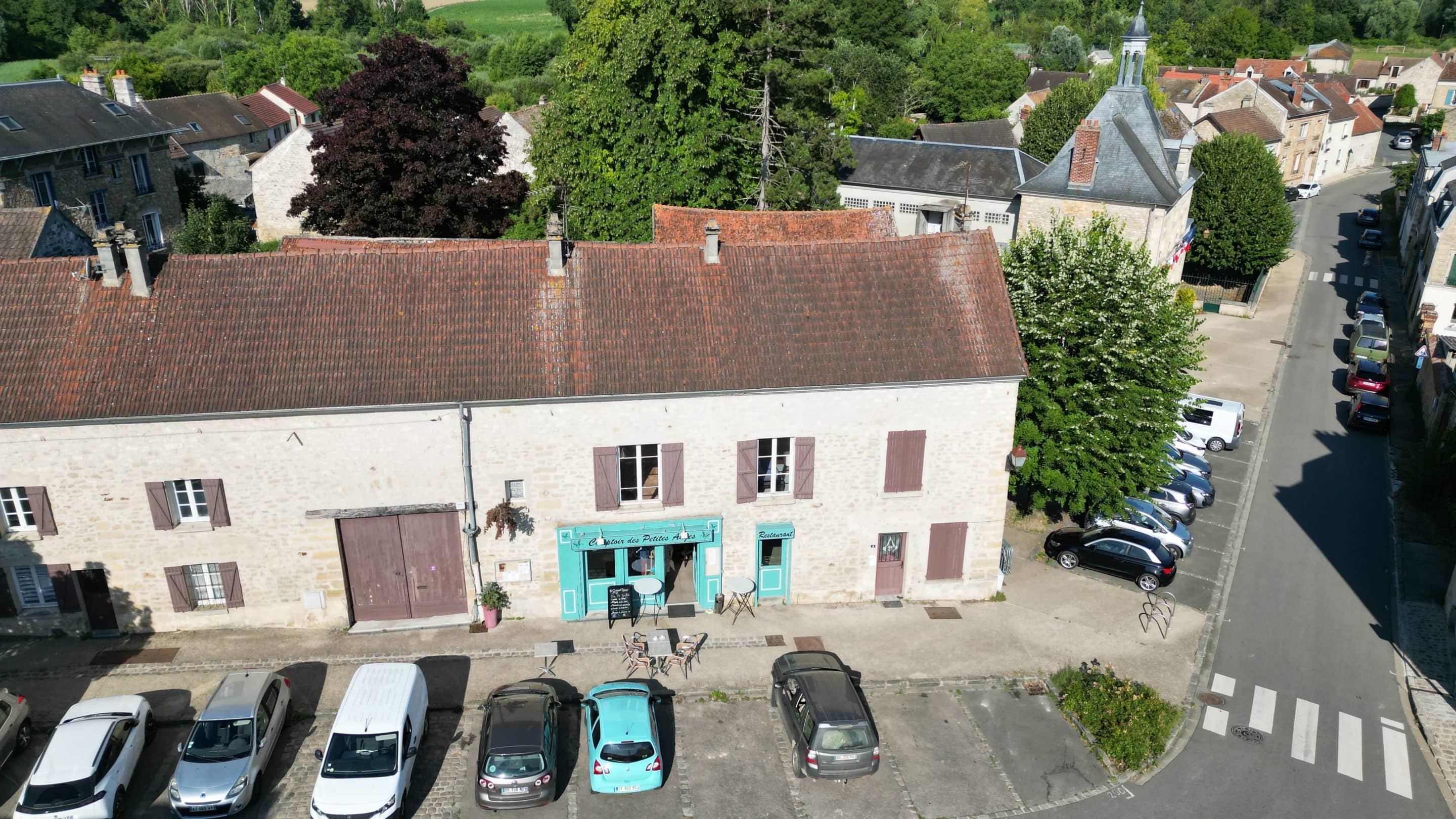 Tournage drone à Sagy dans le Vexin : vue aérienne du bar convivial des cyclistes filmé pour France 3