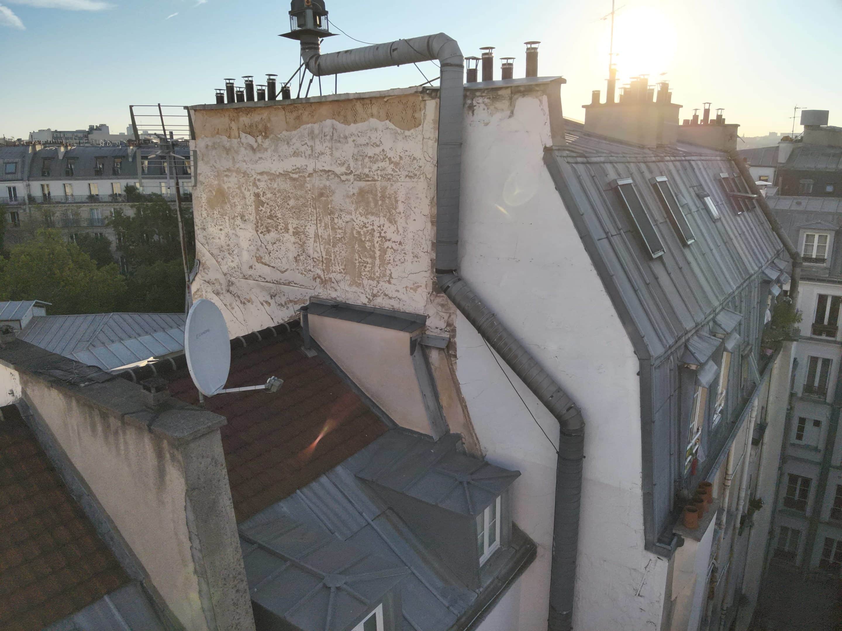 Inspection drone huissier Paris : vue d’ensemble du pignon d’un hôtel montrant fissures et dégradations