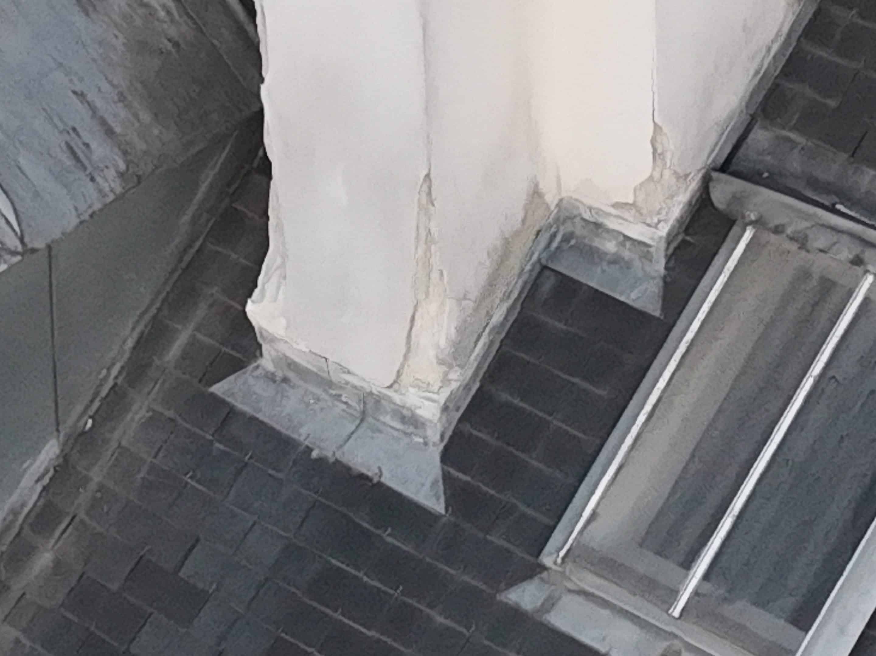Souche de cheminée fissurée sur un toit parisien révélée par inspection drone
