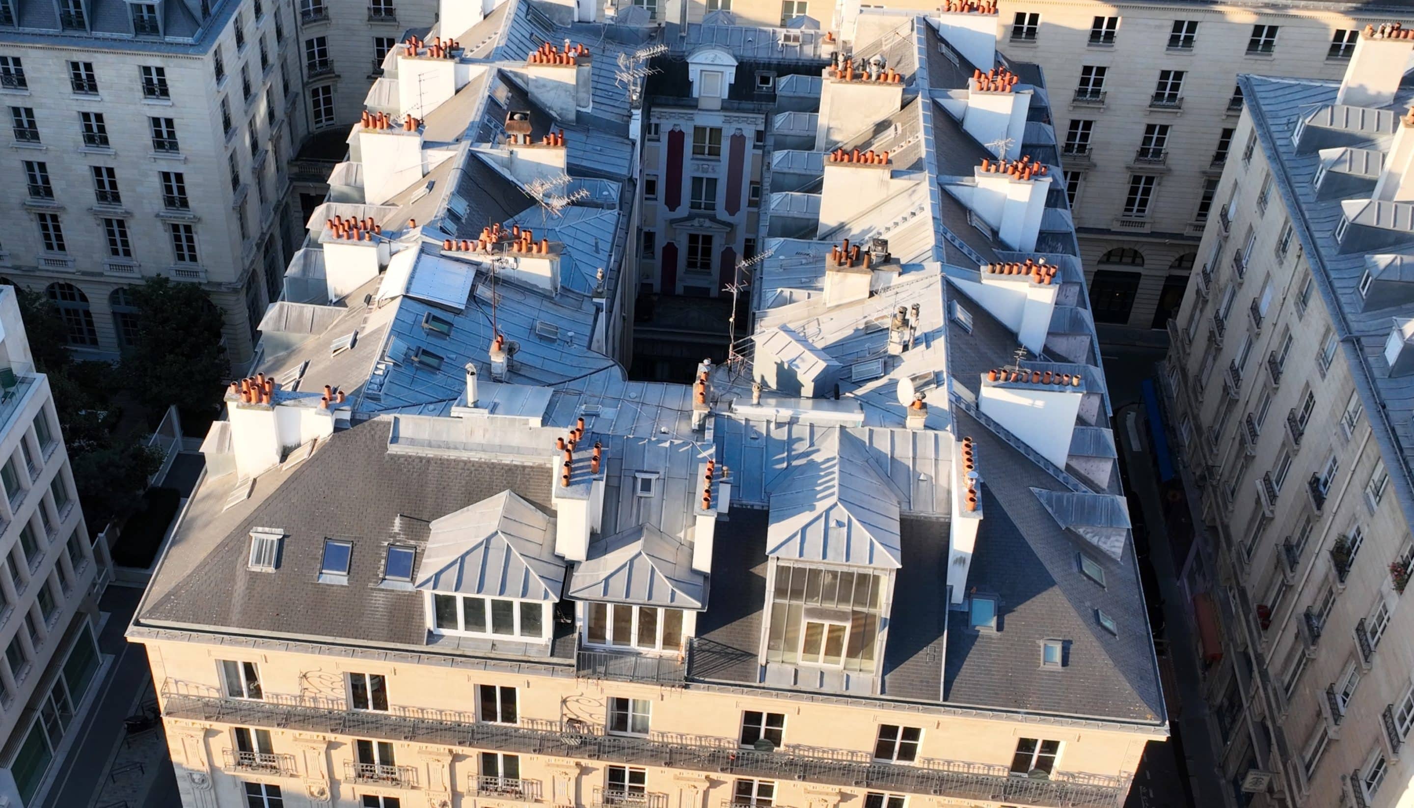 Toitures en zinc d'un îlot haussmannien parisien inspectées par drone pour un syndic de copropriété