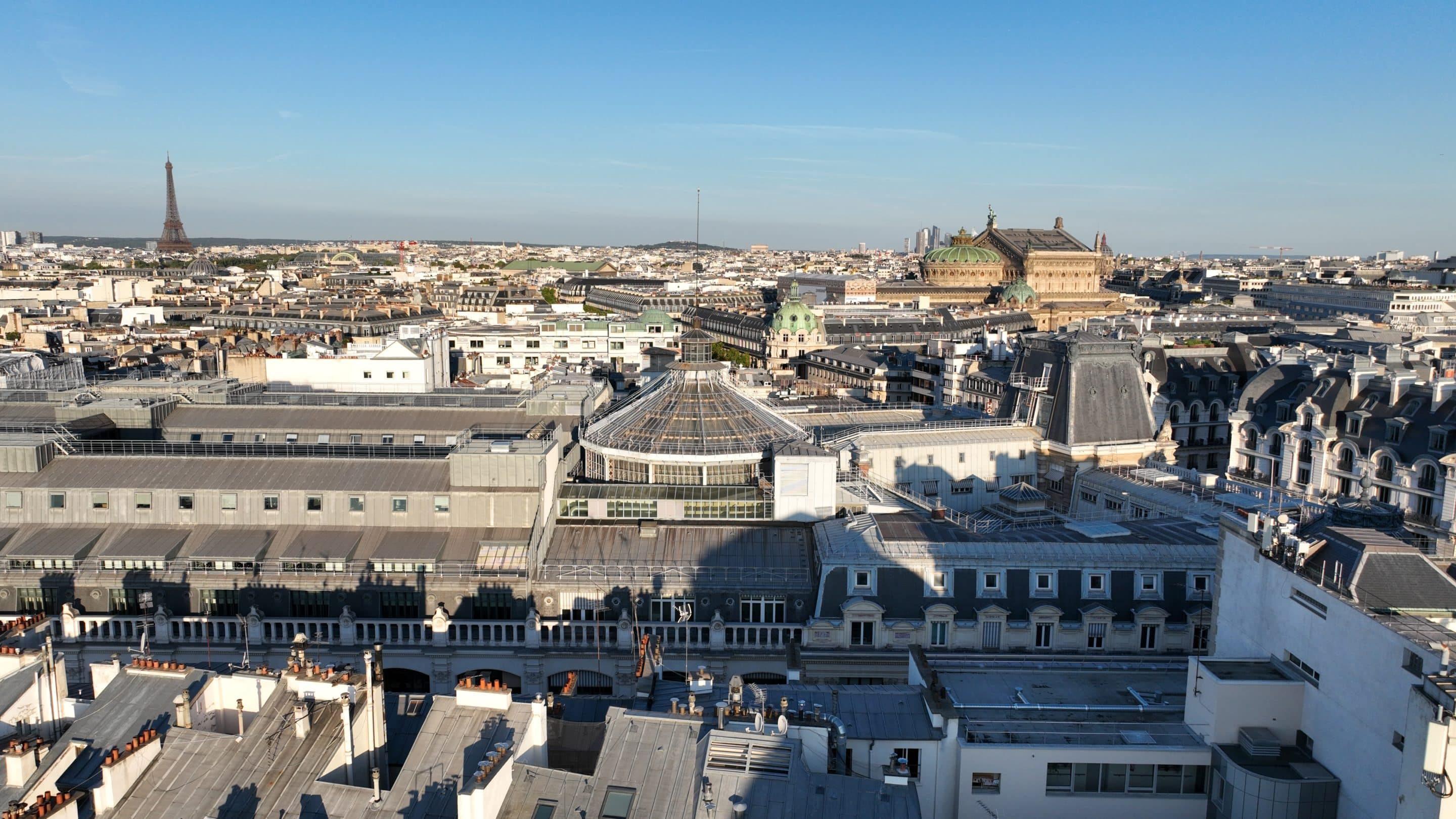 Vue aérienne captée par drone du quartier de l’Opéra à Paris avec immeubles haussmanniens