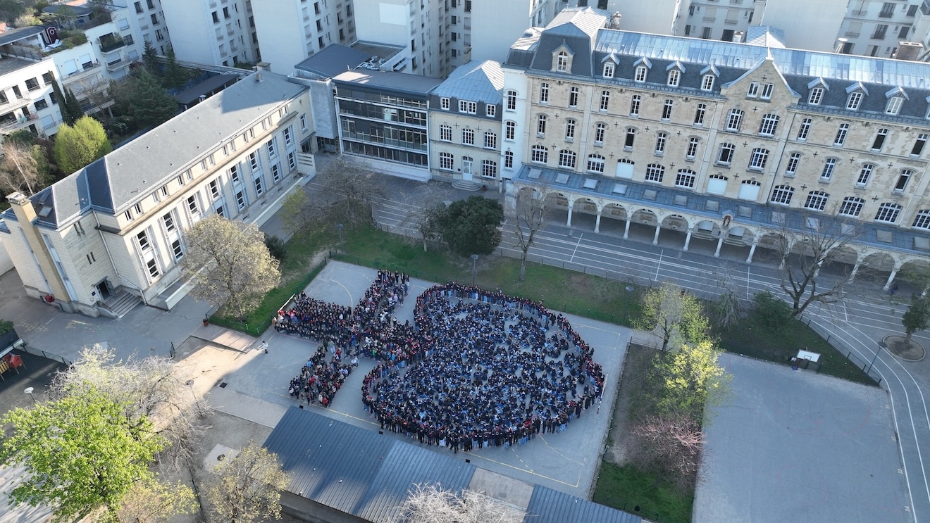 Cœur géant formé par 1 700 élèves dans la cour de l'école Saint-Joseph du Parchamps à Boulogne, vu par drone