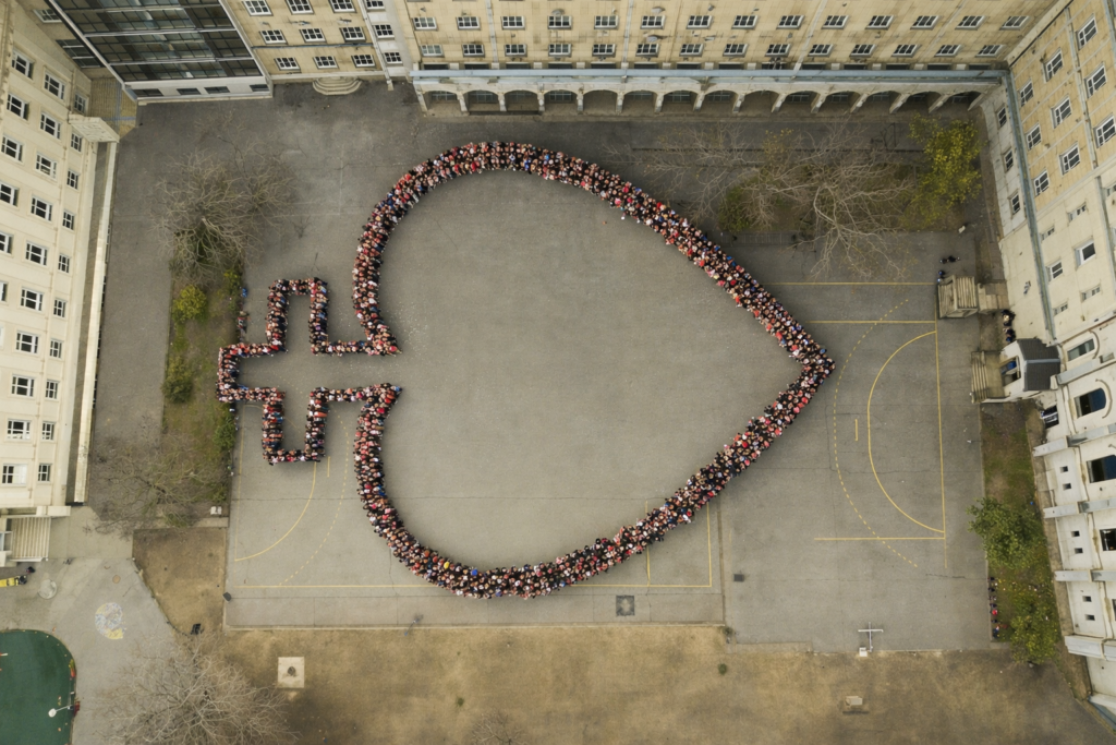 Les élèves de l'école Parchamps forment un cœur géant dans la cour, à Boulogne-Billancourt, vu du drone