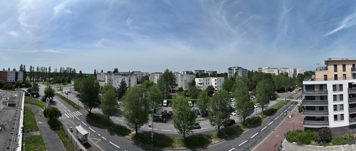 Prise de vue par drone pour architecte : panoramique à hauteur d'étage au-dessus d'un quartier résidentiel d'Île-de-France